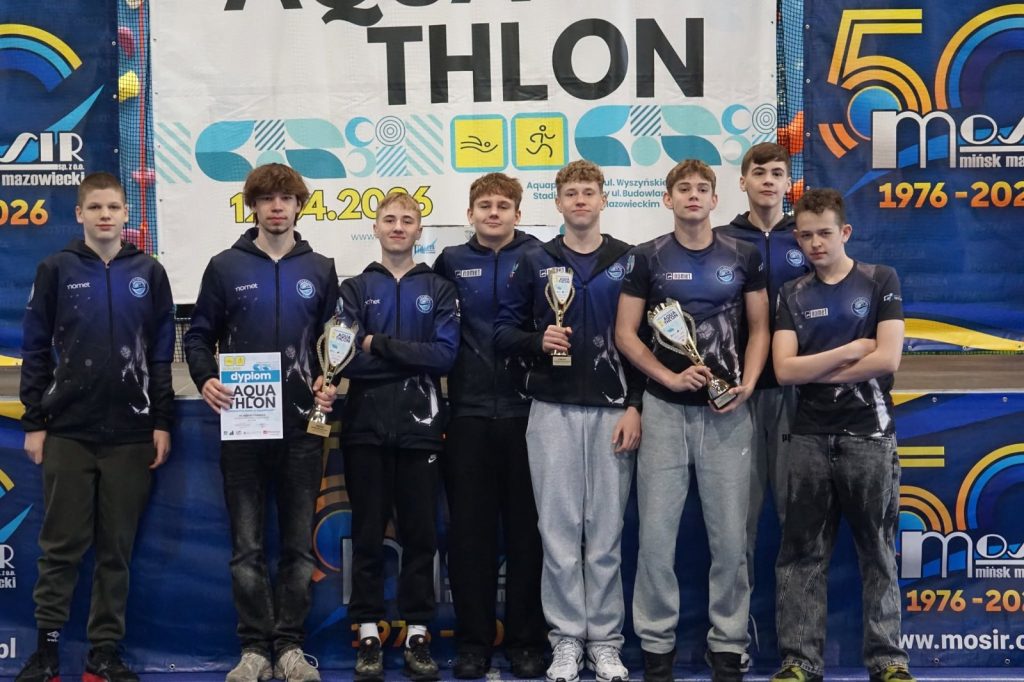 Zawodnicy TMKS Champions z pucharami na Grand Prix Aquathlonu w Mińsku Mazowieckim
