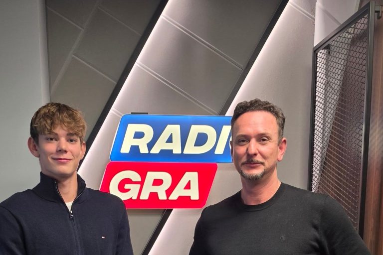 Karol Prędki z trenerem Sławomirem Prędkim w Radiu GRA Toruń