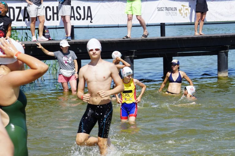 Zawodnik TMKS Champions wychodzi z wody na Mistrzostwach Polski w Aquathlonie w Suszu